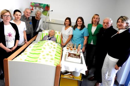 slika_Mariji Mežek so za  104 rojstni dan čestitali hčerka Tatjana, sin Ljubo ter vodstvo Doma Taber in cerkljanski župan Franc Čebulj
